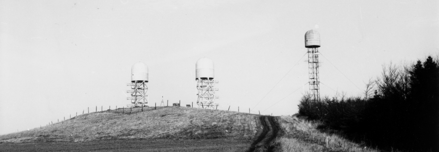Drei Funkanlagen ("Beehive") des MfS auf einem Feld