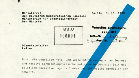 Ministerrat der Deutschen Demokratischen Republik Ministerium für Staatssicherheit Der Minister  Berlin, 8. 10. 1989  Vertrauliche Verschlussache VVS-0008 MfS-Nr. 71/89  Diensteinheiten Leiter  Durch die zügellose Hetz- und Verleumdungskampagne des Gegners und massive Einmischungsversuche hat sich in jüngster Zeit die politisch-operative Lage im Innern der DDR weiter erheblich verschärft.  Es verschärfen Sich die Erscheinungen und damit verbunden Gefahren der Zusammenrottung feindlicher, oppositioneller sowie weiterer feindlich-negativer und rowdyhafter Kräfte mit dem Ziel, die staatliche Sicherheit sowie die öffentliche Ordnung und sicherheit zu stören und damit eine Gefährdung der sozialistischen Staats- und Gesellschaftsordnung der DDR herbeizuführen.  Zur konsequenten und wirksamen Zurückdrängung / Unterbindung aller diesbezüglichen Handlungen und Aktivitäten weise ich an:  1. Für alle Diensteinheiten besteht bis auf Widerruf entsprechend der Anweisung 1/89, Ziffer 11, "volle Dienstbereitschaft". Angehörige, die ständige Waffenträger sind, haben ihre Dienstwaffe entsprechend den gegebenen Erfordernissen ständig bei sich zu führen.  Die in meinem Fernschreiben vom 5. 10. 1989, VVS MfS 0008-69/89, getroffenen Festlegungen zur Überprüfung und Bereitstellung der erforderlichen Kräfte und Reserven sind nochmals unter der gegenwärtigen Lageentwicklung zu präzisieren. Es sind ausreichende Reservekräfte bereitzuhalten, deren kurzfristiger Einsatz auch zu offensiven Maßnahmen zur Unterbindung und Auflösung von Zusammenrottungen zu gewährleisten ist.