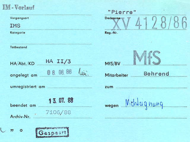 [Auf der blauen Karteikarte "Formblatt 77" sind im oberen Drittel die Angaben zur Vorgangsart (hier ein IM-Vorlauf), deren Kategorie und ggf. auch der Tatbestand auszufüllen. Verschlüsselt wurde dies mittels Angabe des Decknamens ("Pierre") und der Registriernummer (XV 4128/86). Im mittleren Drittel sind erneut die internen Angaben für den zuständige Dienstheit des MfS oder des BVfS erfasst. Neben dem Anlegedatum ist der verantwortliche Mitarbeiter angegeben, etwaige Veränderungen der Vorgangsart wurden darunter eingetragen. Das letzte Drittel wurde erst bei Beendigung des Vorgangs ausgefüllt. Unter dem Enddatum steht die Archiv-Nummer, rechts daneben der Grund zum Schließen des Vorgangs [hier handschriftlich: Nichteignung]. Zusätzlich wurde die Bemerkung 