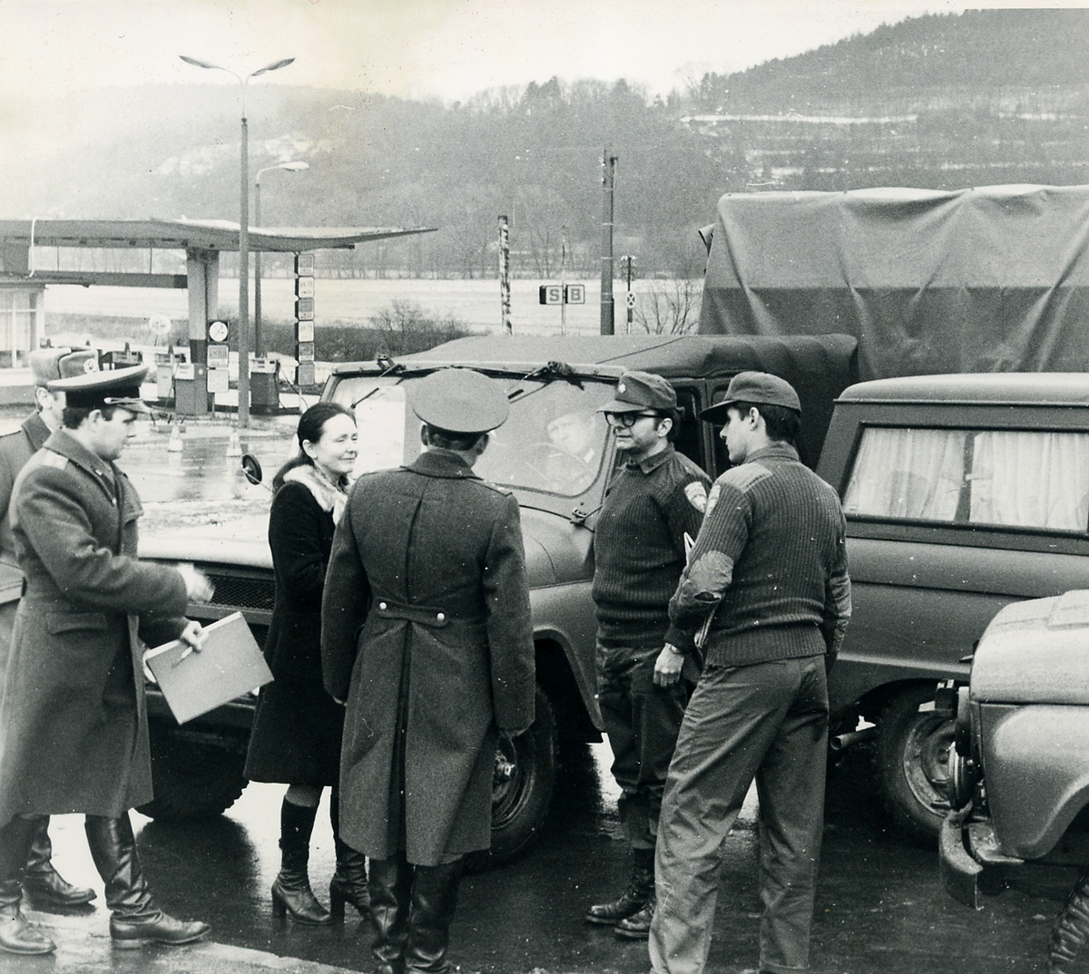 Blockade an einer Tankstelle bei Bad Salzungen: Zu sehen ind ein Major der NVA (verdeckt), sowjetische Offiziere, eine Übersetzerin sowie zwei amerikanische Militärangehörige.&nbsp;