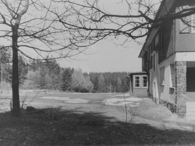 Am rechten Bildrand ist ein Teil des "Eisenacher Haus", eine Abhörstationder Stasi, zu sehen.