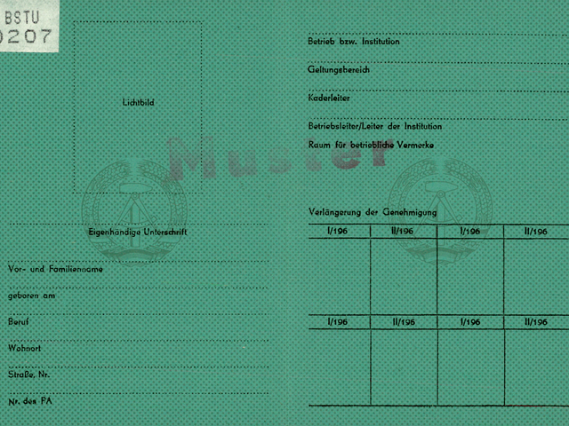 Die Innenseite des Muster-Sonderausweises bei der das Lichtbild eingefügt und persönliche Daten eingefügt werden können