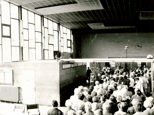 Menschenschlange im "Tränenpalast" am Bahnhof Friedrichstraße.