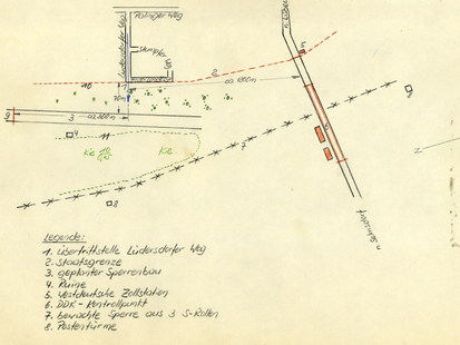 Die handgefertigte Skizze zeigt eine grobe Karte der Staatsgrenze in Schlutup bei Lübeck. Dort betrieb die Staatssicherheit eine versteckte Grenzschleuse, durch die man unentdeckt in die Bundesrepublik gelangen konnte. Sie ist als "Übertrittstelle Lüdersdorfer Weg" gekennzeichnet. Außerdem eingezeichnet sind vorhandene Postentürme, Sperren, ein DDR-Kontrollpunkt und eine Zollstation der Bundesrepublik.