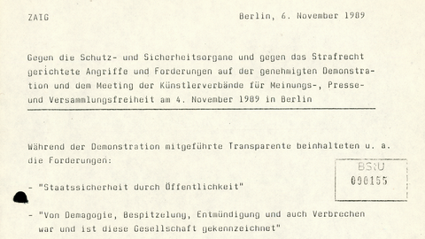 Losungen gegen die Sicherheitsorgane der DDR am 4. November auf dem Alexanderplatz