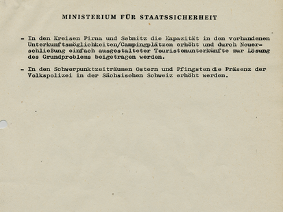 - In den Kreisen Pirna und Sebnitz die Kapazität in den vorhandenen Unterkunftsmöglichkeiten/ Campingplätzen erhöht und durch Neuerschließung einfach ausgestalteter Touristenunterkünfte zur Lösung des Grundproblems beigetragen werden.  - In den Schwerpunktzeiträumen Ostern und Pfingsten die Präsenz der Volkspolizei in der Sächsischen Schweiz erhöht werden.