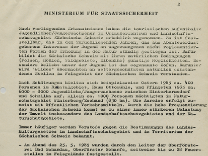 Nach vorliegenden Erkenntnissen haben die touristischen Aufenthalte Jugendlicher/Jungerwachsener im Urlauberzentrum und Landschaftsschutzgebiet Sächsicher Schweiz erheblich zugenommen. Es ist feststellbar, daß in den zurückliegenden Jahren, das aus Abenteuerlust geborene Interesse der Jugend an ungezwungenen nicht reglementierte Formen der Erholung in der Natur ständig gestiegen ist. Dafür bildet die Sächsische Schweiz mit ihren natürlichen Bedingungen (Felsen, Höhlen, Waldgebiete, Elbenähe) günstige Möglichkeiten. Besonders beliebt unter der Jugend ist das sogenannte Bofen. Darunter wird "wildes" übernachten an wettergeschützten natürlich entstandenen Stellen im Felsgebiet der Sächsischen Schweiz verstanden.  Nach Schätzungen hielten sich beispielsweise Ostern 1985 ca. 400 Personen im Bielatalgebiet, Raum Ottomühle, und Pfingsten 1985 ca. 6.000 - 8.000 Jugendliche/Jungerwachsene zwischen Hinterhermsdorf und Schmilka auf. Allein ca. 1.000 Personen nächtigten im Naturschutzgebiet Winterberg/Zschand (830 ha). Die Anreise erfolgte zumeist mit öffentlichen Verkehrsmitteln. Durch die hohe Frequentierung der Sächsischen Schweiz kommt es zu einer immer stärkeren Belastung der Umwelt insbesondere des Landschaftsschutzgebietes und der Naturschutzgebiete.  Immer häufiger werden Verstöße gegen die Bestimmungen des Landeskulturgesetzes im Landschaftskulturgesetzes im Landschaftsschutzgebiet und im Territorium der Sächsischen Schweiz bekannt.  - Am Abend des 25.05.1985 wurden durch den Leiter der Oberförsterei Bad Schandau, Oberförster Scharfem zeitweise bis zu 28 Feuerstellen im Felsgelände festgestellt.  - Am Rande des Naturschutzgebietes Winterberg/Zschand wurde eine Woche nach Pfingsten eine Waldbrandfläche entdeckt, wo ausgehend von einem Lagerfeuer einer Bofe 0,20 ha Lärchenkultur vernichtet worden sind.  - In der "Diebeshöhle", ein Naturdenkmal das zugleich eine Gedenkstätte der revolutionären Arbeiterbewegung und des antifaschistischen Widerstandskampfes ist, fanden Alkoholexzesse statt, in deren Verlauf Flaschen an den Felswänden zerschlagen wurden. Verwüstet und mit Müll angehäuft präsentierte sich die Höhle den folgenden Besuchern.  - Die Bofe am Gamrig, ein Fels zwischen Rathen und Waltersdor wird fast jedes Wochenende vorwiegend durch negativ-dekadente Personen im Alter zwischen 16 und 30 Jahren belegt. Durch die ca. 30 männlichen und weiblichen Personen, die nackt herumlaufen, werden hauptsächlich Trinkgelage veranstaltet.  - In Oberförstereien des Staatlichen Forstwirtschaftsbetriebes Königstein (z. B. in Cunnersdorf) wurden Schutzhütten der Forstarbeiter aufgebrochen und verwüstet.