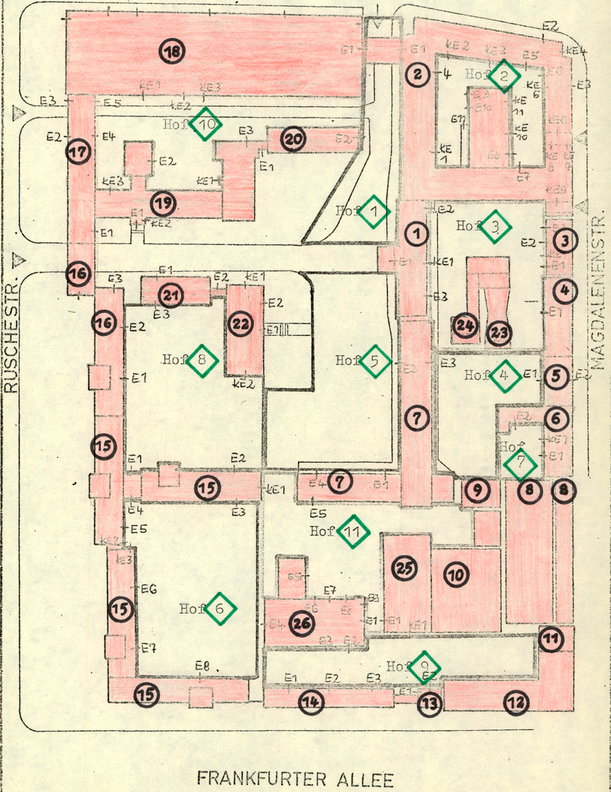Übersichtskarten der Stasi-Zentrale in Berlin-Lichtenberg Übersichtskarten der Stasi-Zentrale in Berlin-Lichtenberg     Übersichtskarten der Stasi-Zentrale in Berlin-Lichtenberg     Übersichtskarten der Stasi-Zentrale in Berlin-Lichtenberg  Stasi Mediathek  Übersichtskarten der Stasi-Zentrale in Berlin-Lichtenberg Zurück zur Sammlung 2 5      Zur Seite 1 wechseln      Zur Seite 1 wechseln     aktuelle Seite 2      aktuelle Seite 2     Zur Seite 3 wechseln      Zur Seite 3 wechseln     Zur Seite 4 wechseln      Zur Seite 4 wechseln     Zur Seite 5 wechseln      Zur Seite 5 wechseln  größerkleiner Info  Transkript  [Das Dokument zeigt eine Übersichtskarte der ehemaligen Stasi-Zentrale in Berlin-Lichtenberg. Die einzelnen Häuser sind rosa eingefärbt mit schwarzen Ziffern versehen, aus denen sich die Bezeichnung der Häuser ergeben, z.B. "Haus 1". Gleiches gilt für die Höfe, die grün gekennzeichnet sind. Der Häuserkomplex ist umrissen mit Straßennamen Ruschestraße (links), Normannenstraße (oben), Magdalenenstraße (rechts) und Frankfurter Allee (unten).]