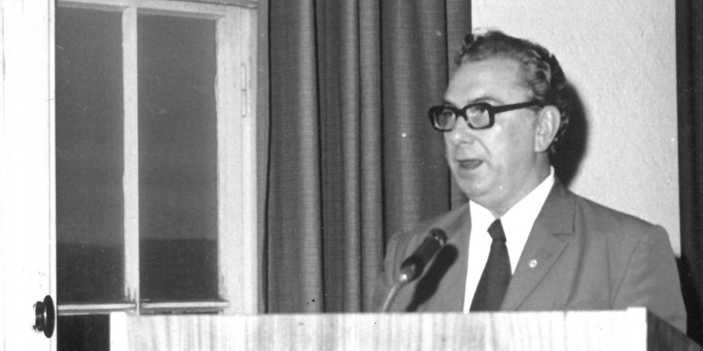 Horst Hesse während eines Vortrags in der MfS-Bezirksverwaltung Suhl, 25. September 197 Ein Mann mit Brille steht an einem Rednerpult und spricht in ein Mikrofon.