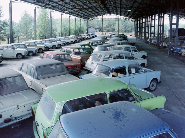 Das Bild zeigt einen überdachten Abstellplatz für Autos.