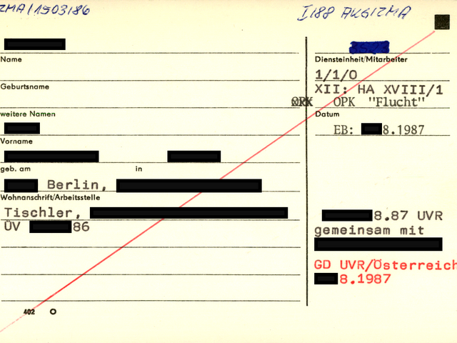 [Zu sehen ist eine gelbe Karteikarte des "Formblatts 402". Links oben wurde handschriftliche ein Verweis auf abgelegtes Material notiert. Das MfS vermerkte auf der linken Seite personenbezogene Daten wie Klarname und Geburtsdaten. Die Anschrift war ebenso erfasst wie die berufliche Tätigkeit und die Arbeitsstelle. Auf der rechten Seite wurde von der Abteilung XII der Hinweis auf die noch laufende Operative Personenkontrolle "Flucht" der HA XVIII/1 erteilt. Darunter sind weitere Hinweise, die zum Anlegen dieser Karteikarte führten.]  [anonymisiert].08.87 UVR gemeinsam mit [anonymisiert]  [rote Schrift: GD UVR/Österreich [anonymisiert].08.1987]  [Die Karteikarte wurde diagonal mit einem roten Stift durchgestrichen.] 