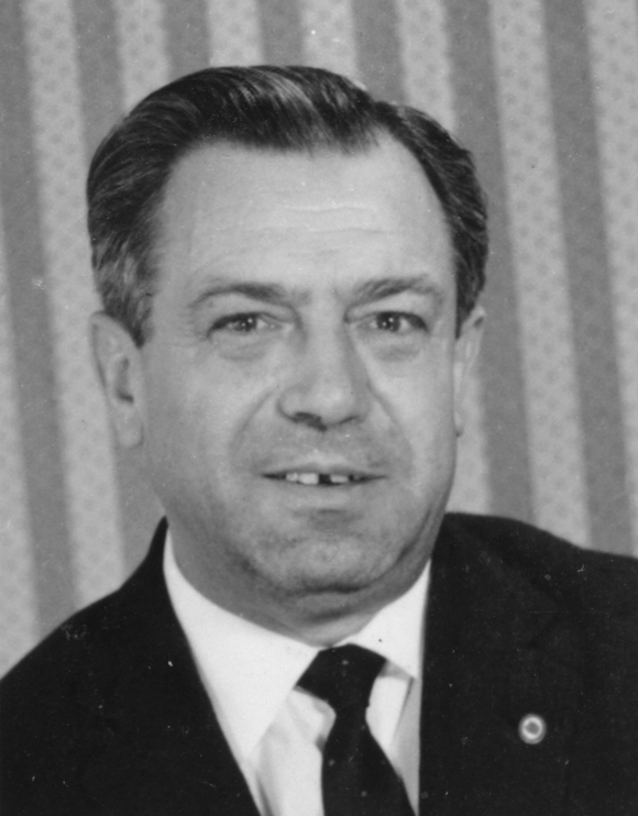 Foto von Hans Schneider von seiner Kaderkarteikarte. 