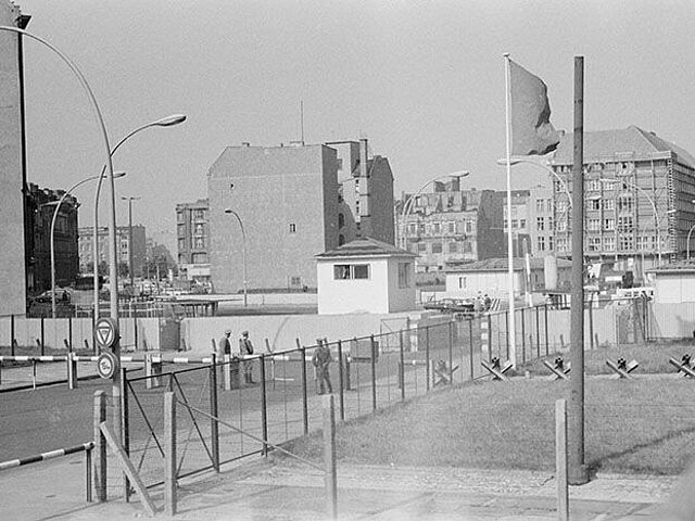 Zu sehen ist auf dem schwarz-weißen Lichtbild die Grenzübergangsstelle Heinrich-Heine-Straße mit dem Blick gen Berlin (Ost).